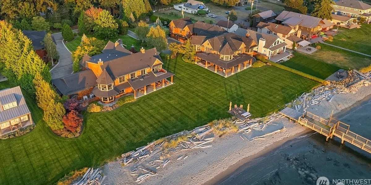 5844 & 5848 Mutiny Bay Road in Freeland